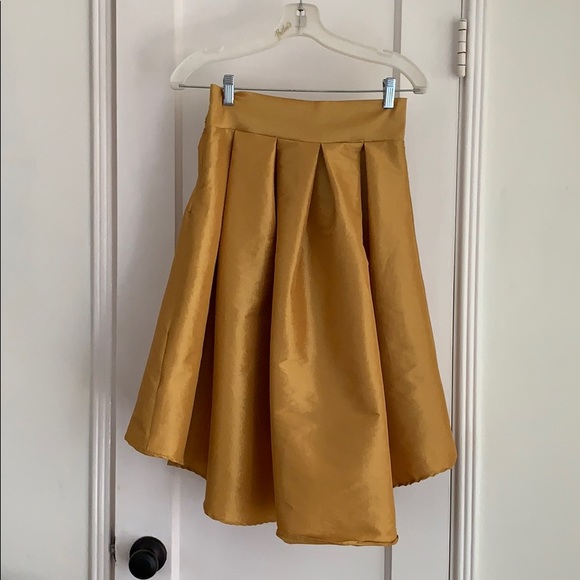 Gold flare skirt with bow - Picture 3 of 3